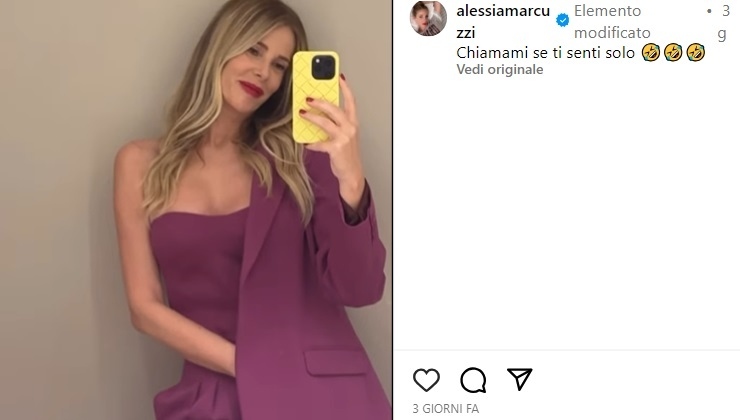Alessia-Marcuzzi-sorride-e-si-scatta-un-selfie