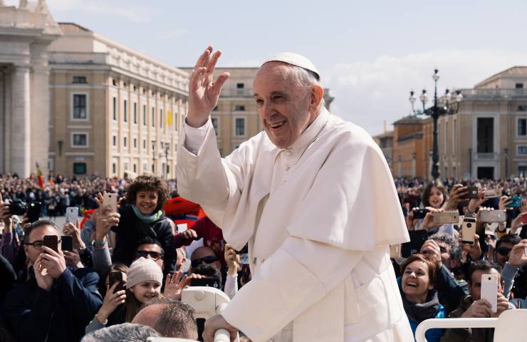 Papa Francesco saluta la folla
