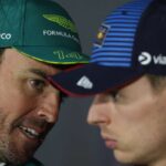 Fernando Alonso e Max Verstappen parlano tra di loro in conferenza stampa