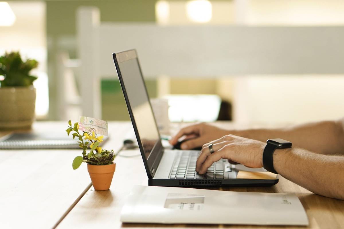 Le mani di un uomo che lavora al pc